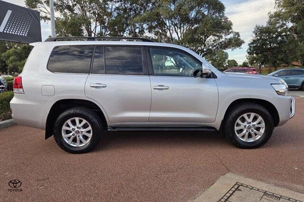 2020 Toyota Landcruiser VX image 2