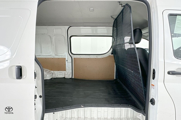 2022 Toyota Hiace SLWB image 17