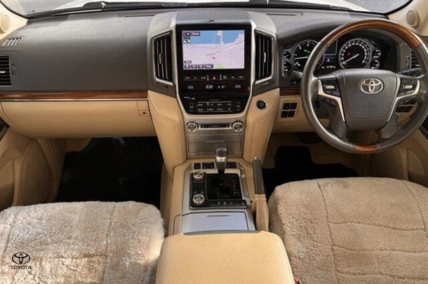 2017 Toyota Landcruiser Sahara image 12