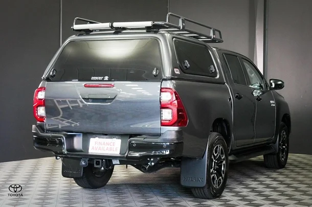 2024 Toyota Hilux 4x4 SR5 image 4