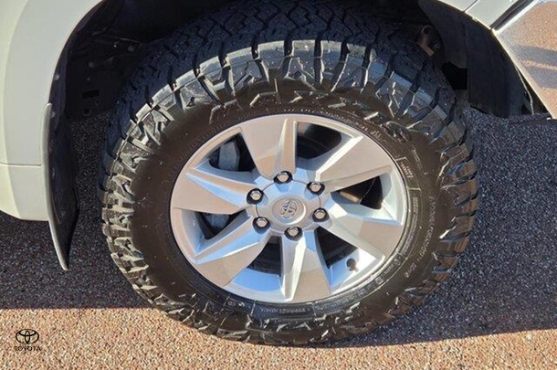 2017 Toyota Prado GXL image 11