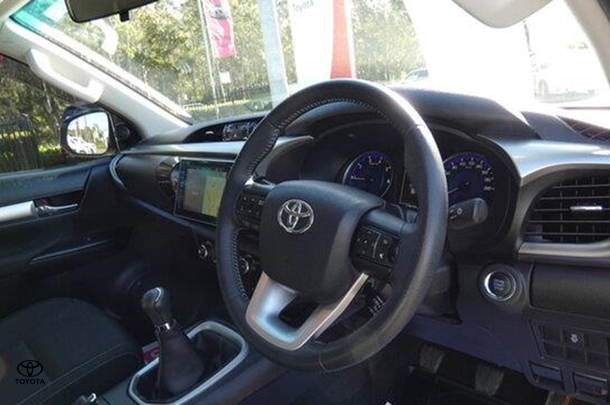 2018 Toyota Hilux SR5 image 17