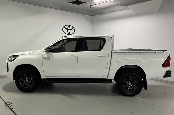 2024 Toyota Hilux SR image 9