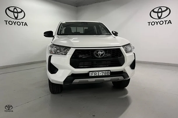 2024 Toyota Hilux SR image 2
