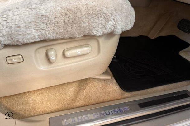 2017 Toyota Landcruiser Sahara image 16