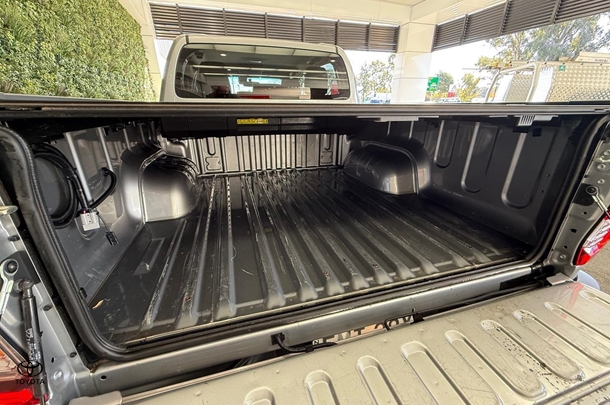 2021 Toyota HILUX SR5 image 13