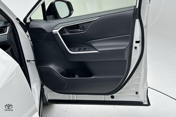 2021 Toyota RAV4 Hybrid GX AWD image 19