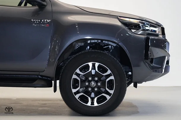 2024 Toyota Hilux 4x4 SR5 image 5