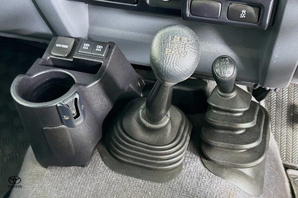 2021 Toyota LANDCRUISER MILITARY GXL image 15