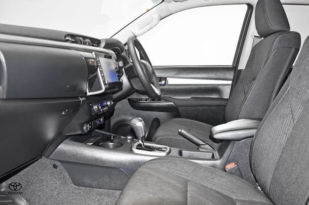 2024 Toyota Hilux 4x4 SR5 image 16