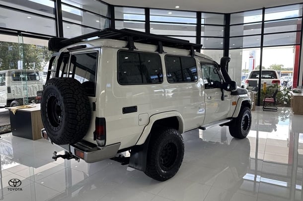2023 Toyota LC Military GXL image 7