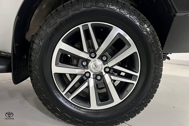 2017 Toyota Hilux SR5 image 5