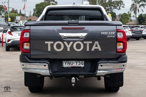 2023 Toyota Hilux 4x4 SR5 image 5