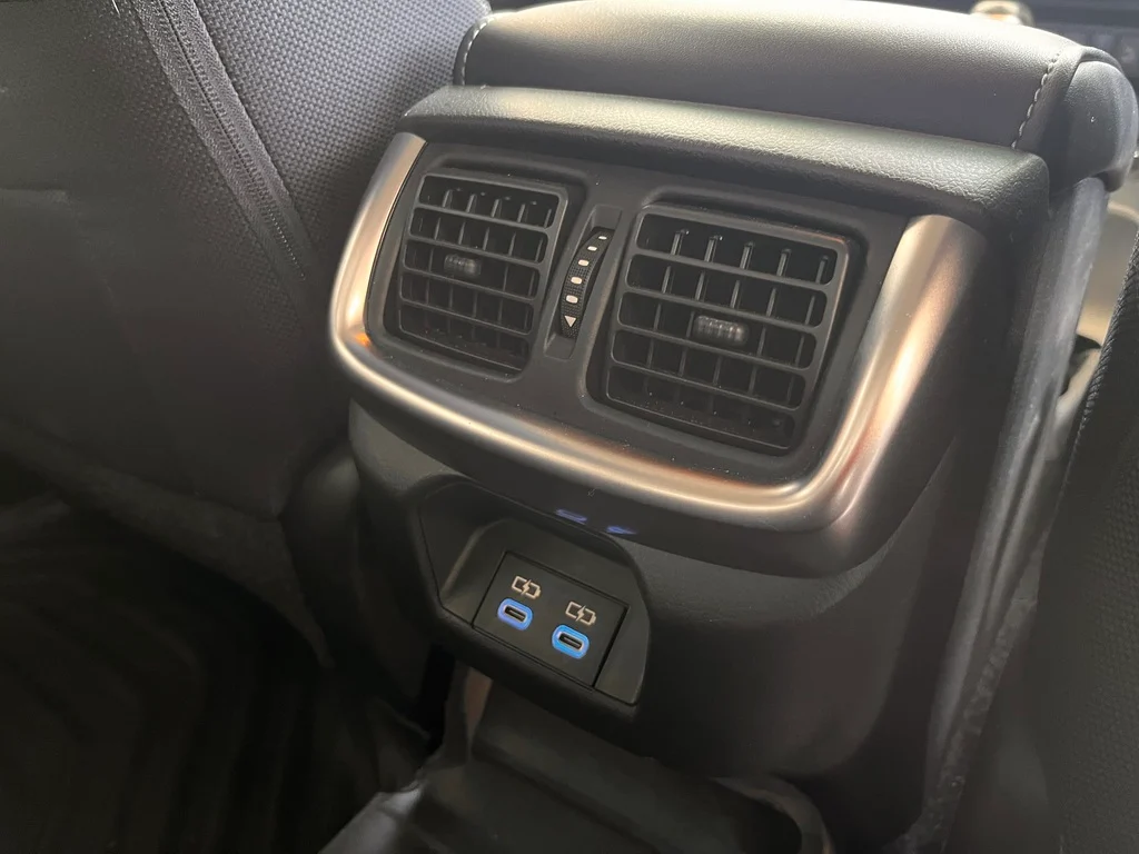 2024 Toyota Hilux SR5 image 11