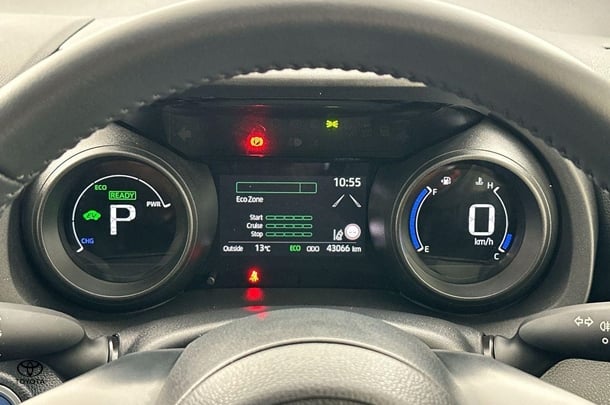 2023 Toyota Yaris Cross Hybrid GX image 4