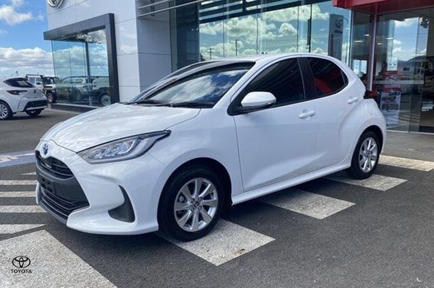 2022 Toyota Yaris HB Hybrid SX image 6