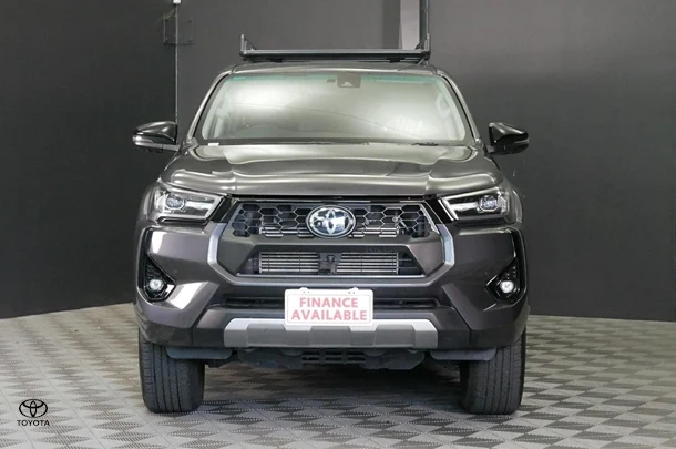 2024 Toyota Hilux 4x4 SR5 image 2