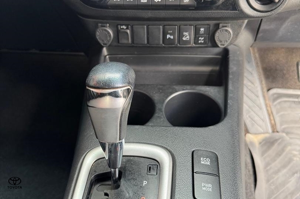 2020 Toyota Hilux SR5 image 29