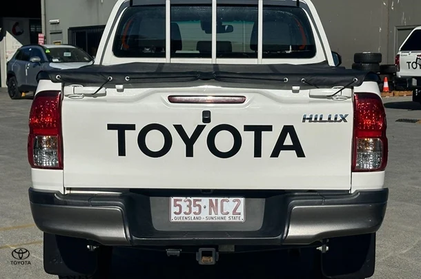 2022 Toyota Hilux SR image 2