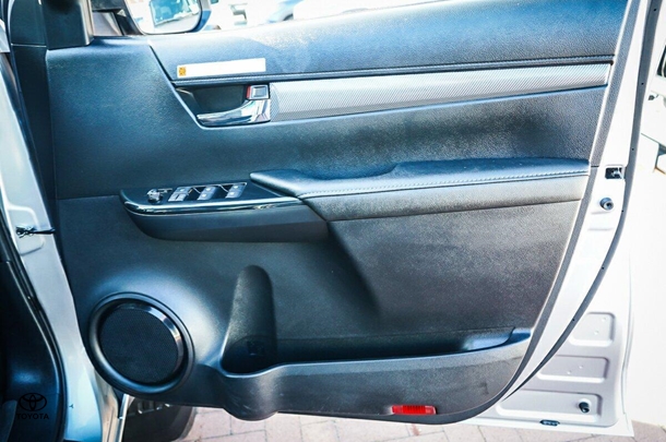 2023 Toyota Hilux 4x4 GR-S image 13