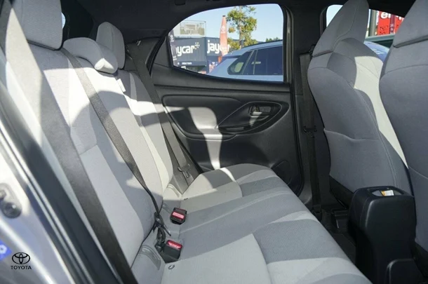 2022 Toyota Yaris Hybrid ZR image 9