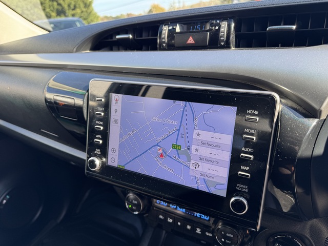 2022 Toyota Hilux SR5 image 13