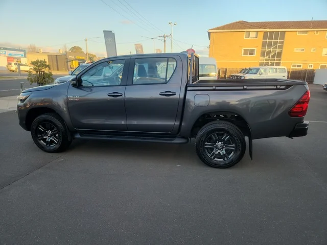 2024 Toyota Hilux SR image 5