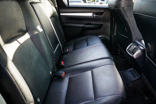 2021 Toyota Hilux 4x4 SR5 image 11