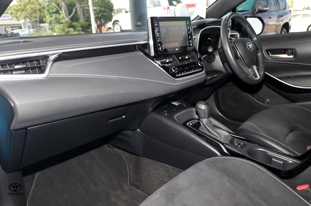 2022 Toyota Corolla Hatch Hybrid ZR image 9