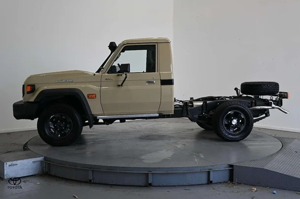 2025 Toyota LC Military GXL image 7