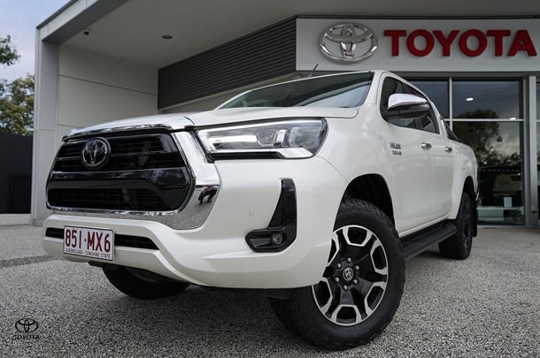 2021 Toyota Hilux 4x4 SR5 image 4