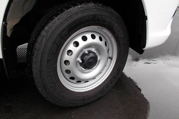 2023 Toyota HILUX 4x4 SR image 5