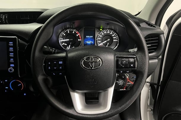 2024 Toyota Hilux SR image 16