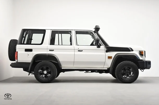 2024 Toyota LC Military GXL image 3