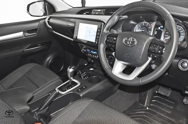 2024 Toyota Hilux 4x4 SR5 image 8