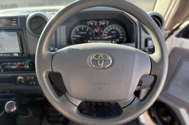 2017 Toyota LC Military GXL image 15