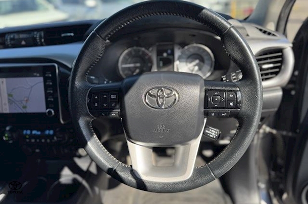 2022 Toyota Hilux SR5 image 11