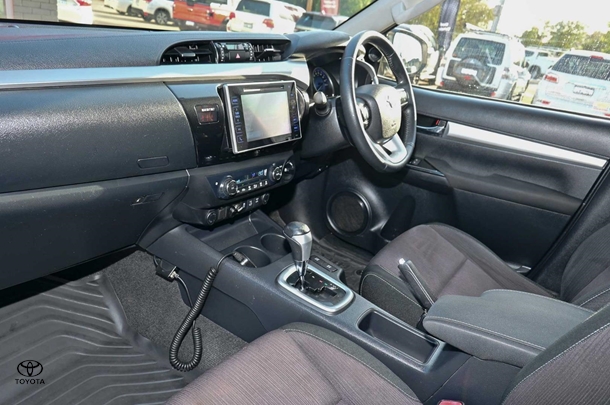 2017 Toyota HILUX SR5 image 10