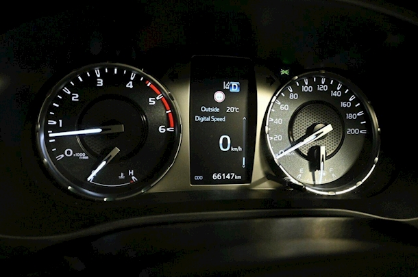 2023 Toyota Hilux SR5 image 15