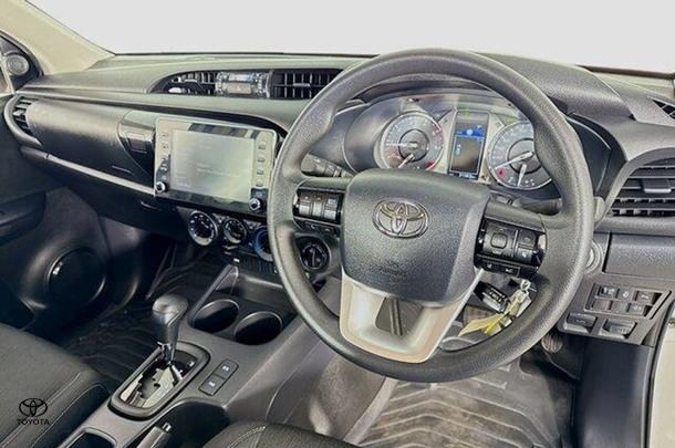 2024 Toyota Hilux SR image 20