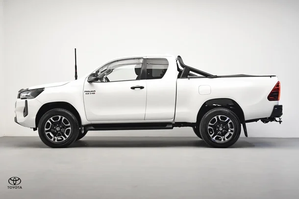 2024 Toyota Hilux 4x4 SR5 image 4