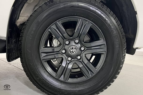 2024 Toyota Hilux SR image 5