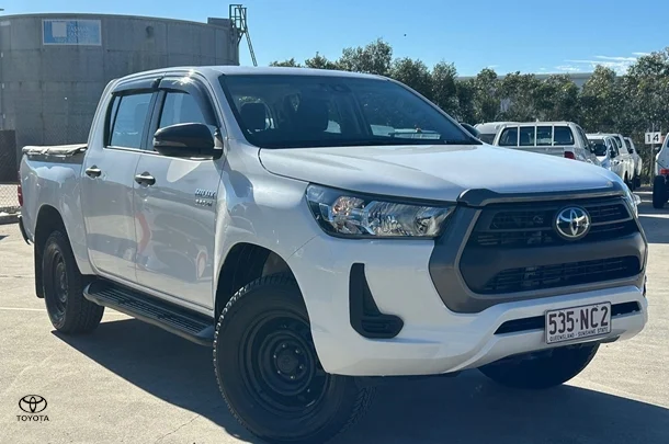 2022 Toyota Hilux SR image 1