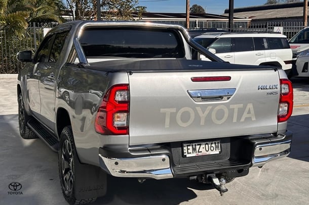 2021 Toyota HiLux 4x4 SR5 image 11