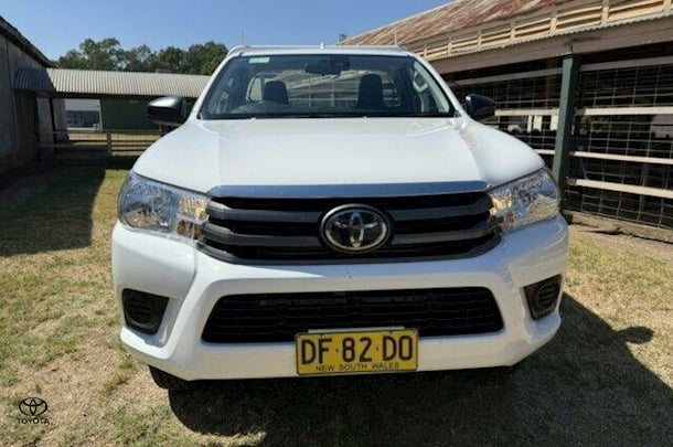 2022 Toyota HILUX SR image 2