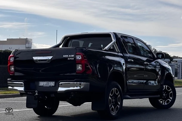 2021 Toyota HILUX SR5 image 4