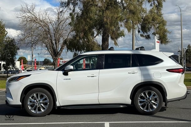 2023 Toyota KLUGER HYBRID AWD GRANDE image 4