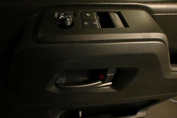 2019 Toyota Hiace LWB image 12