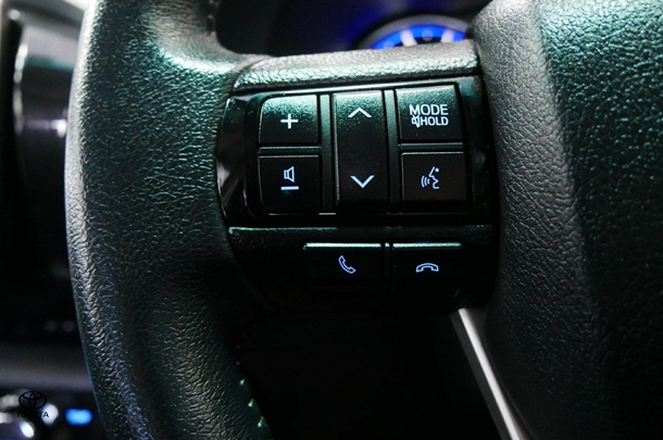 2017 Toyota Hilux 4x4 SR5 image 15