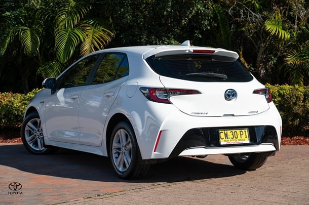 2019 TOYOTA Corolla Hatch Hybrid Ascent Sport image 2